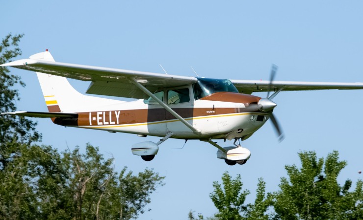 Cessna 182 I-ELLY view